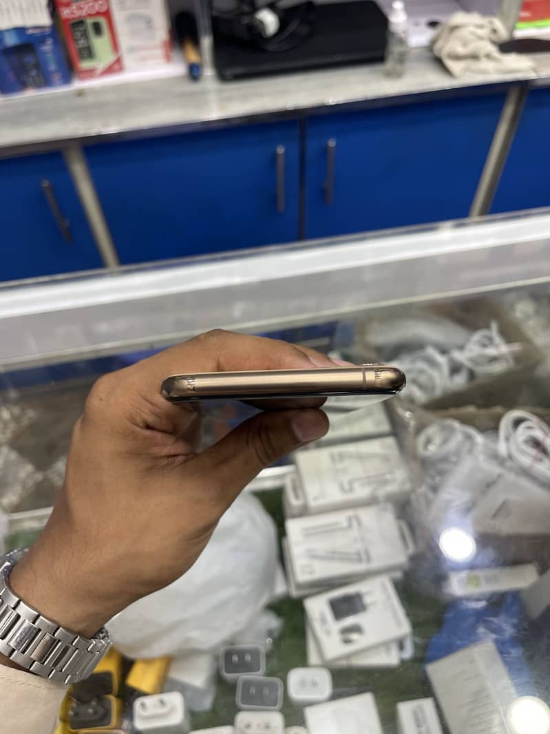 Apple iPhone 11 Pro Max 4