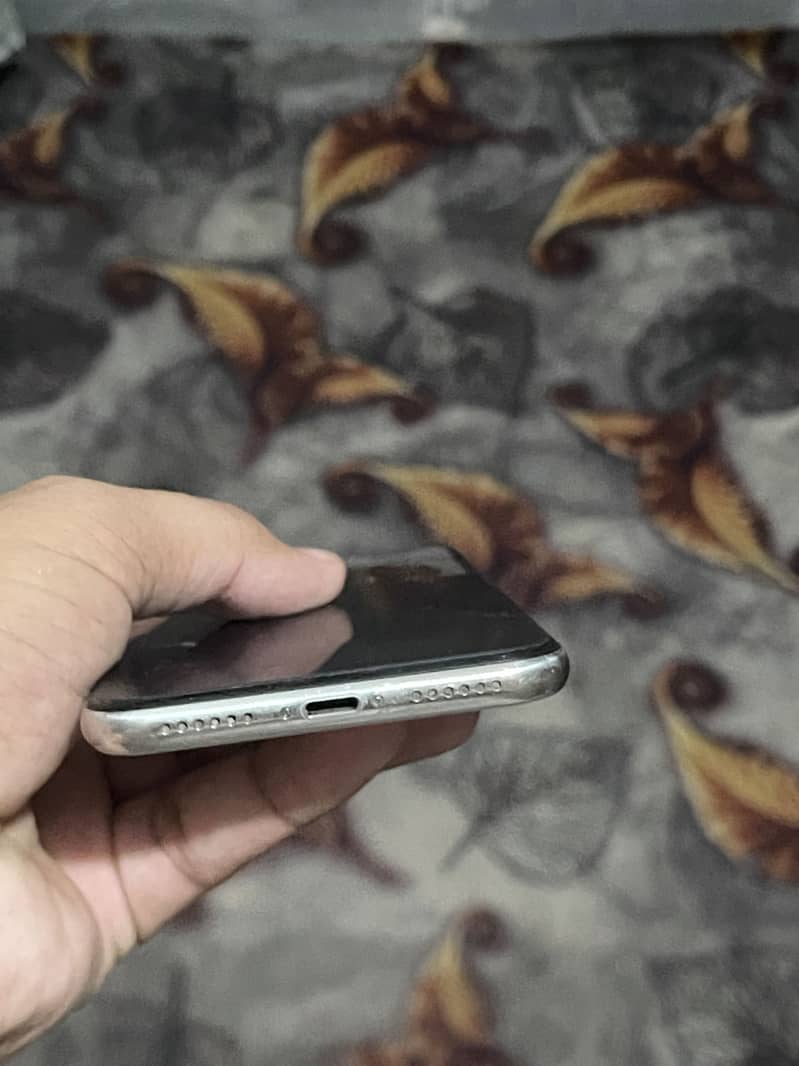 Apple iPhone X 4