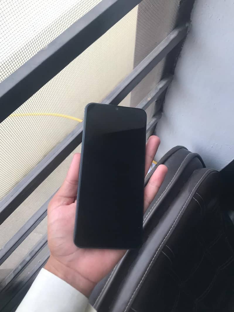 Apple iPhone XS & vivo y03 5