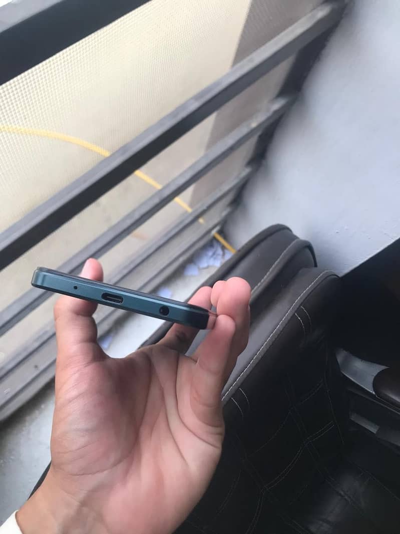 Apple iPhone XS & vivo y03 10