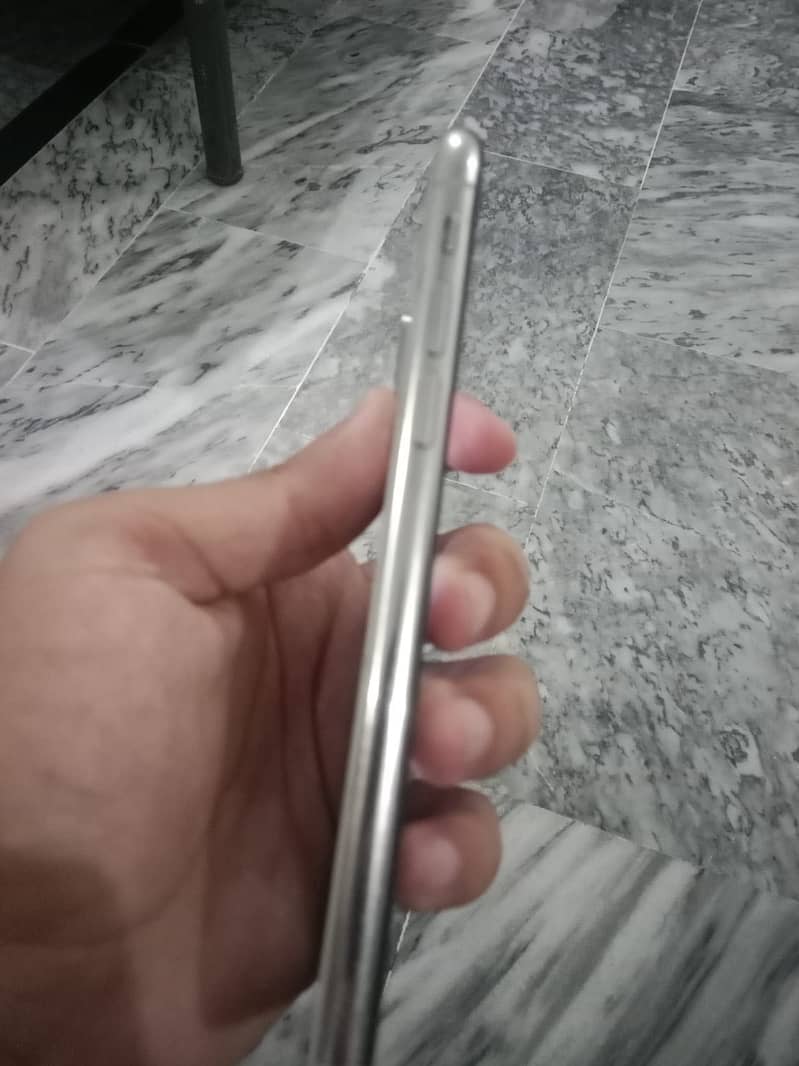 Apple iPhone XS & vivo y03 12