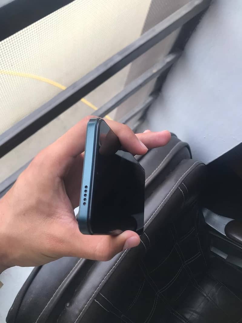 Apple iPhone XS & vivo y03 13