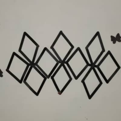 - *Type*: Hand-drawn geometric wall art / decorative pattern   *Wall d