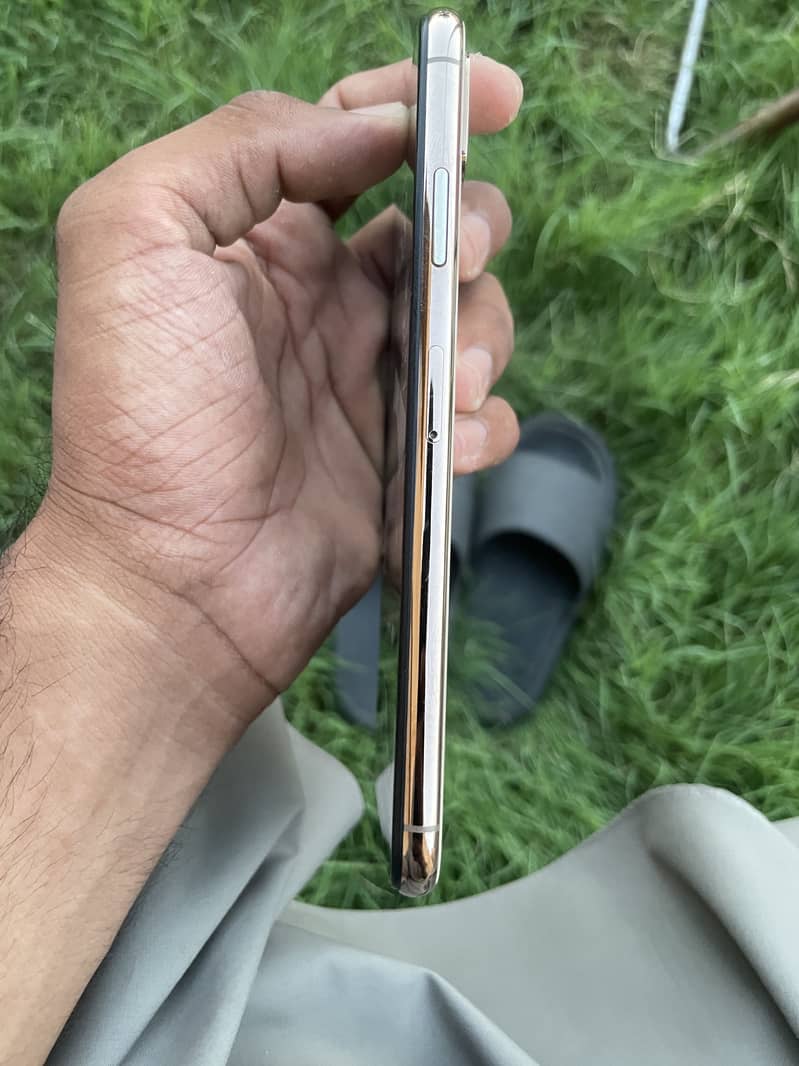iPhone xs max 4