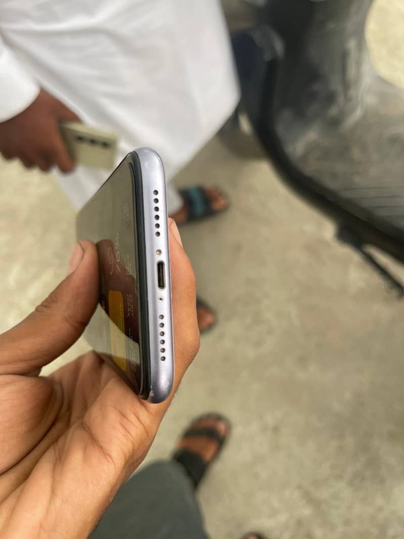 Apple iPhone 11 3