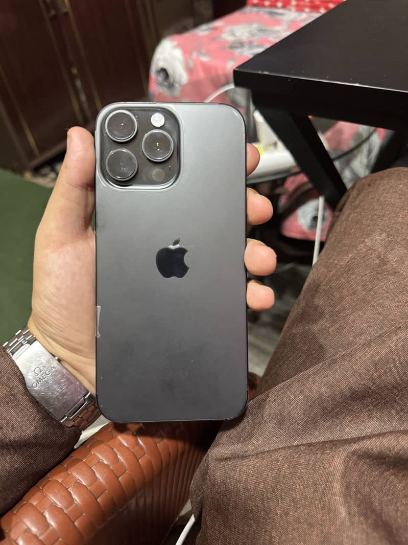 Apple iPhone 16 Pro Max 1