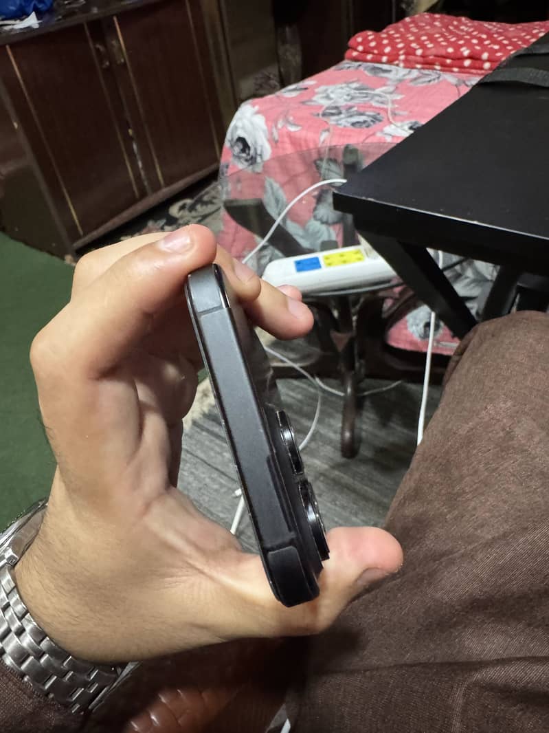 Apple iPhone 16 Pro Max 2