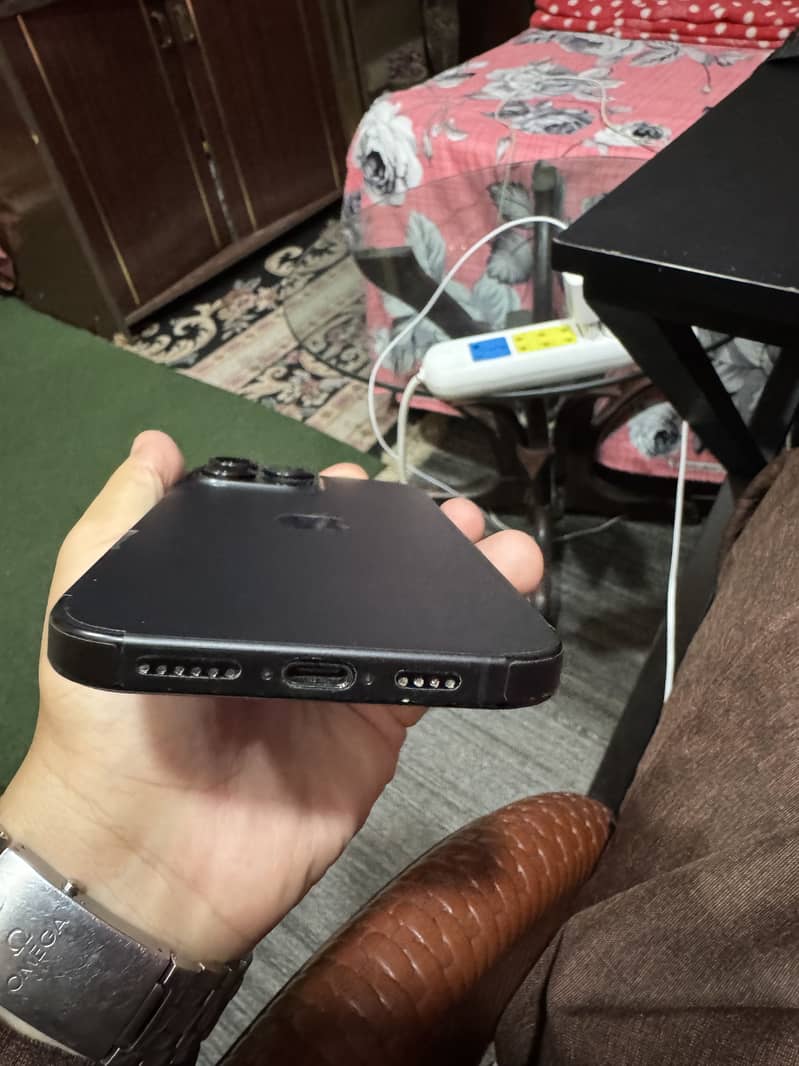 Apple iPhone 16 Pro Max 3
