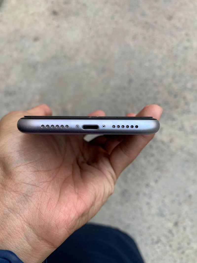 Apple iPhone 11 4