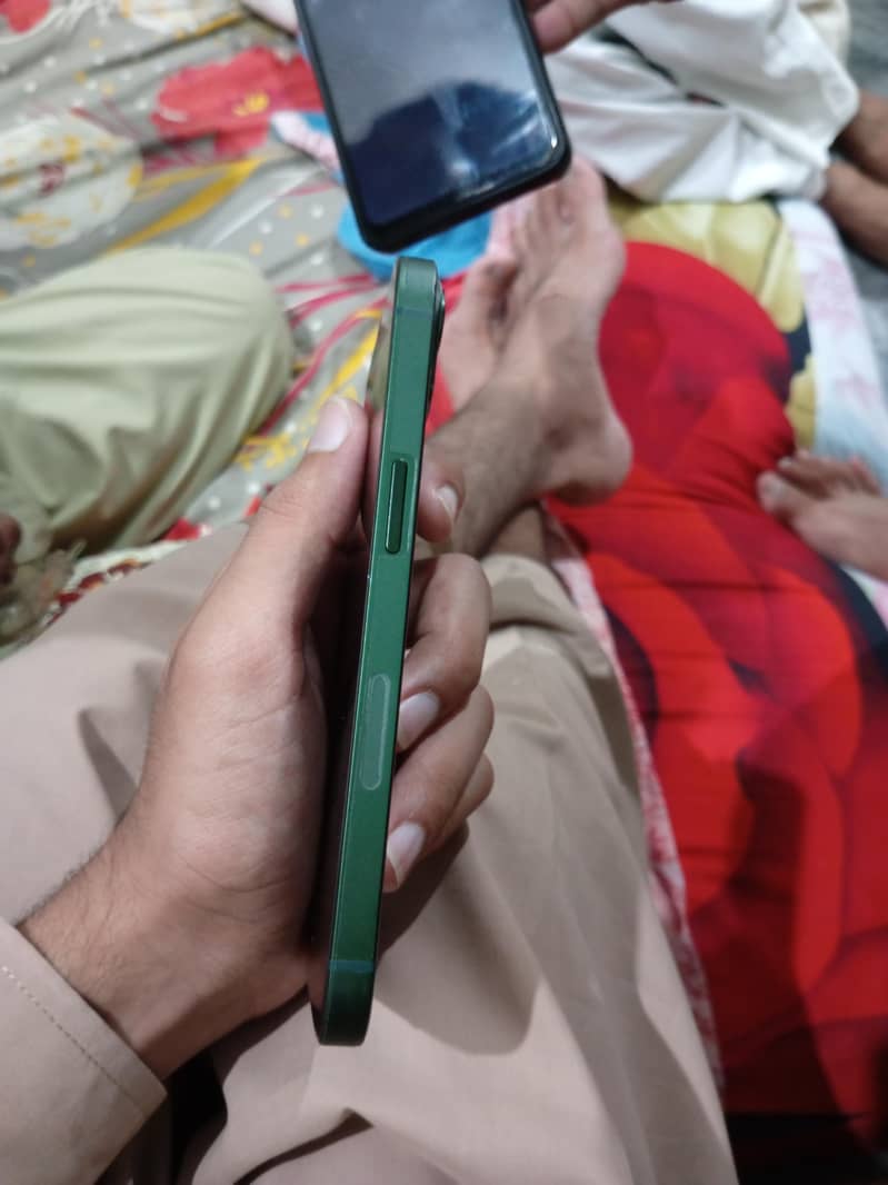 Apple iPhone 13 2