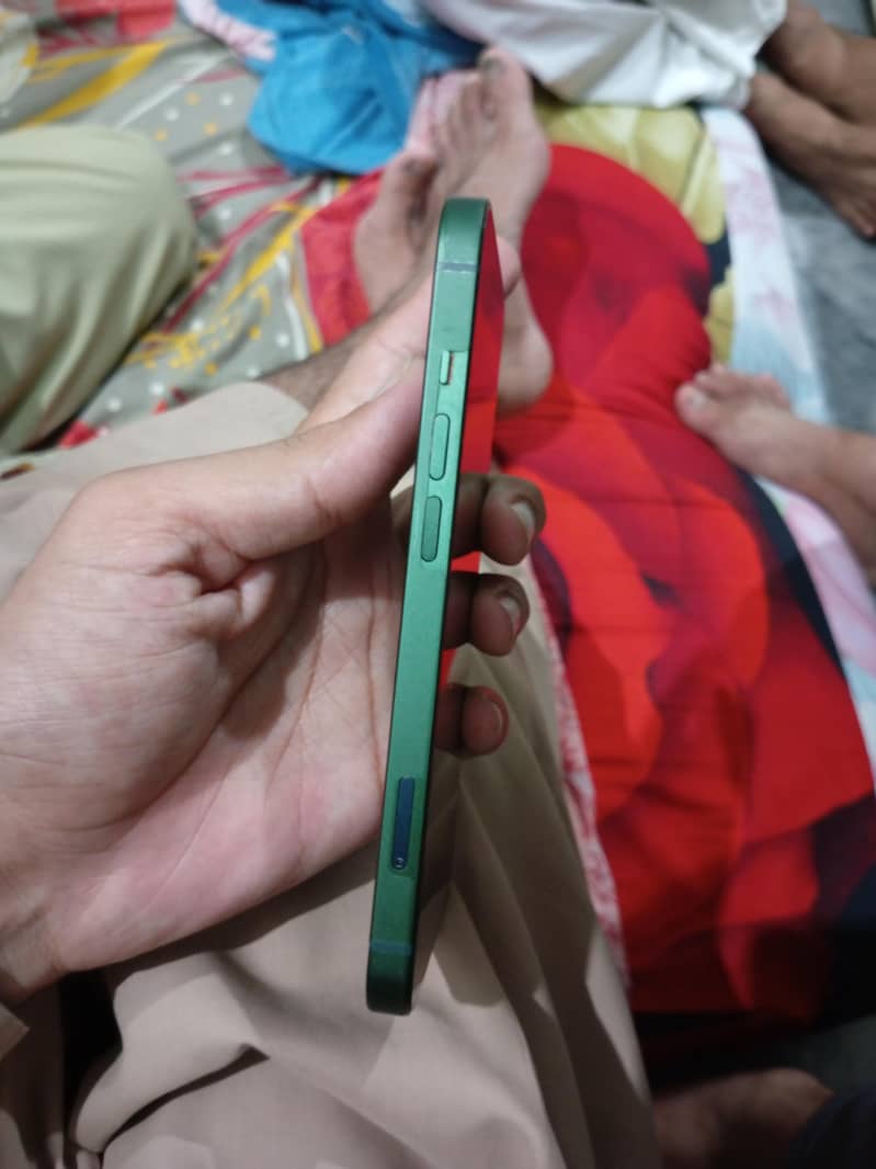 Apple iPhone 13 4