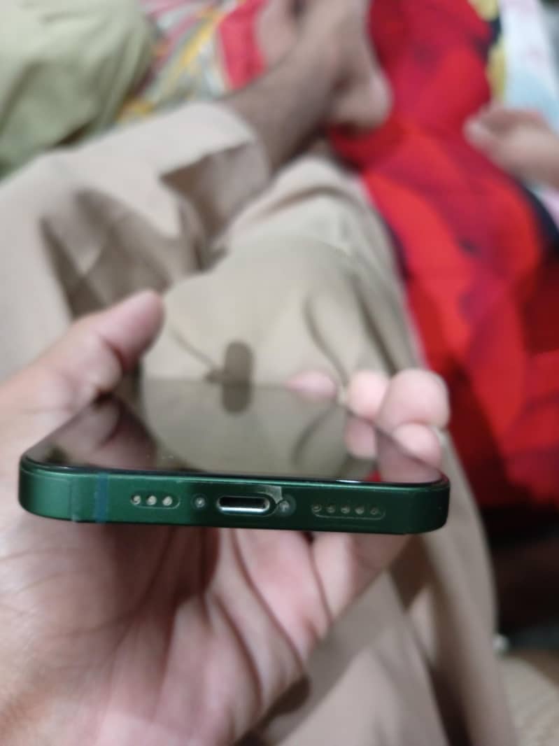 Apple iPhone 13 5