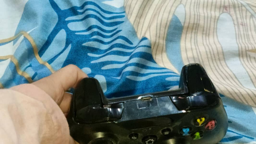Xbox One X controller black 3