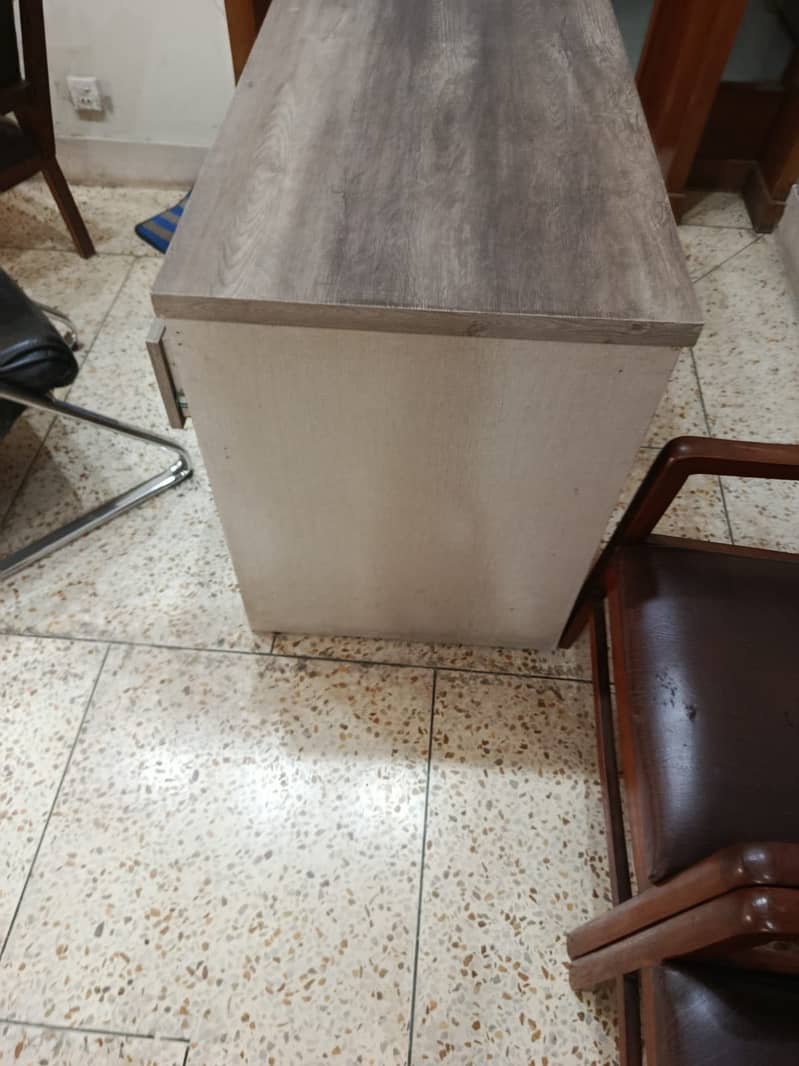 Single Person Table 0