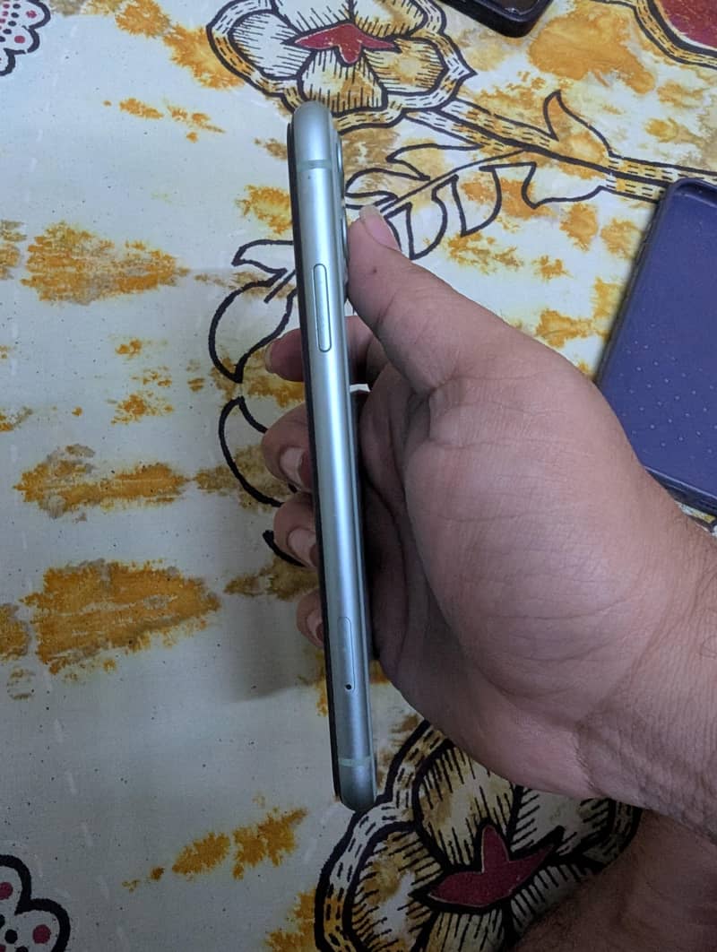 Apple iPhone 11 4