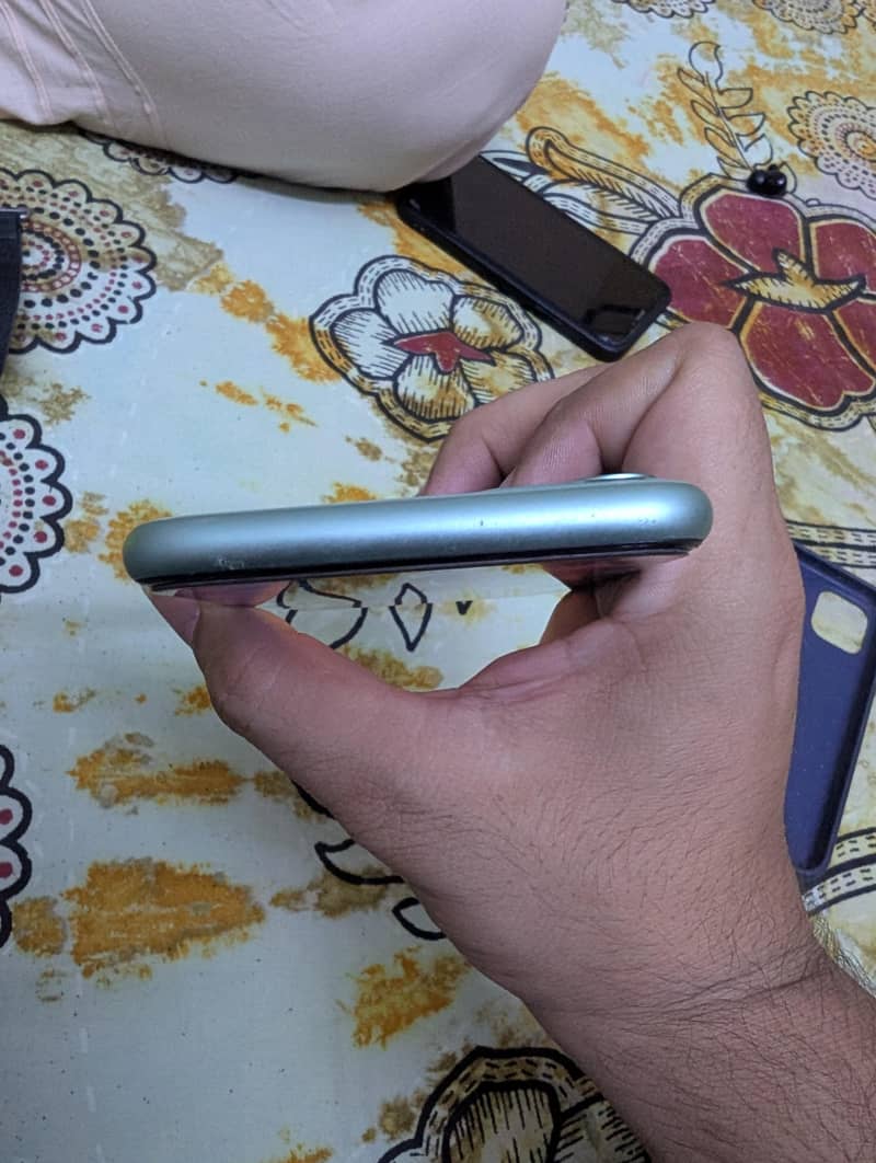 Apple iPhone 11 7