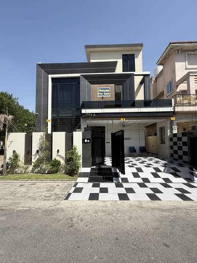 A Block 10 Marla House Available For Sale