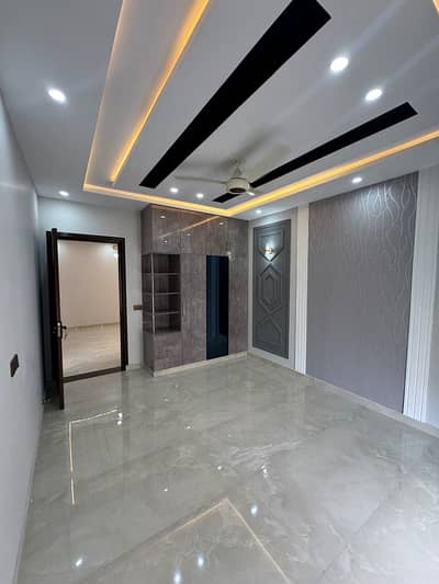 G Block 10 Marla Corner House Available For Sale