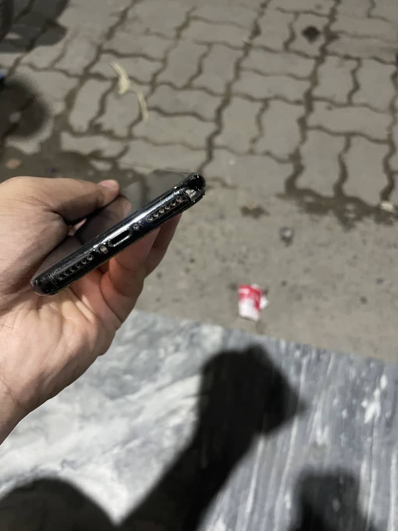Apple iPhone X 4