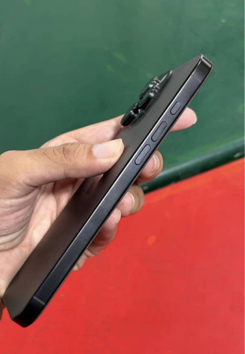 Apple iPhone 16 Pro Max 1