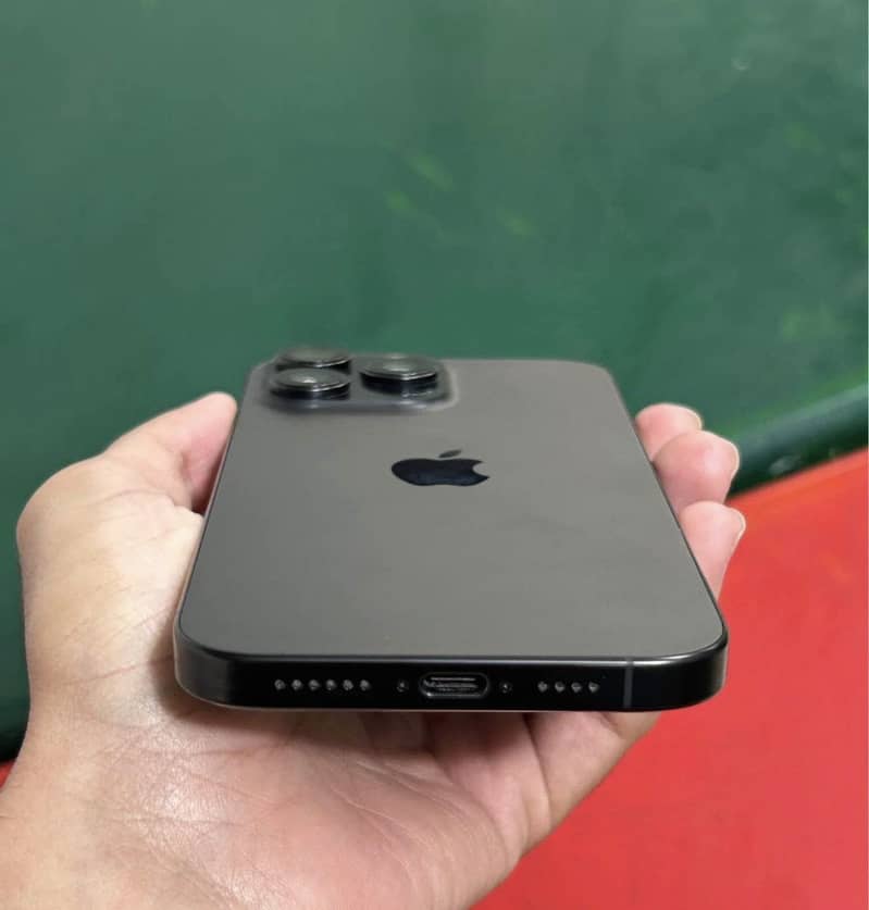 Apple iPhone 16 Pro Max 2
