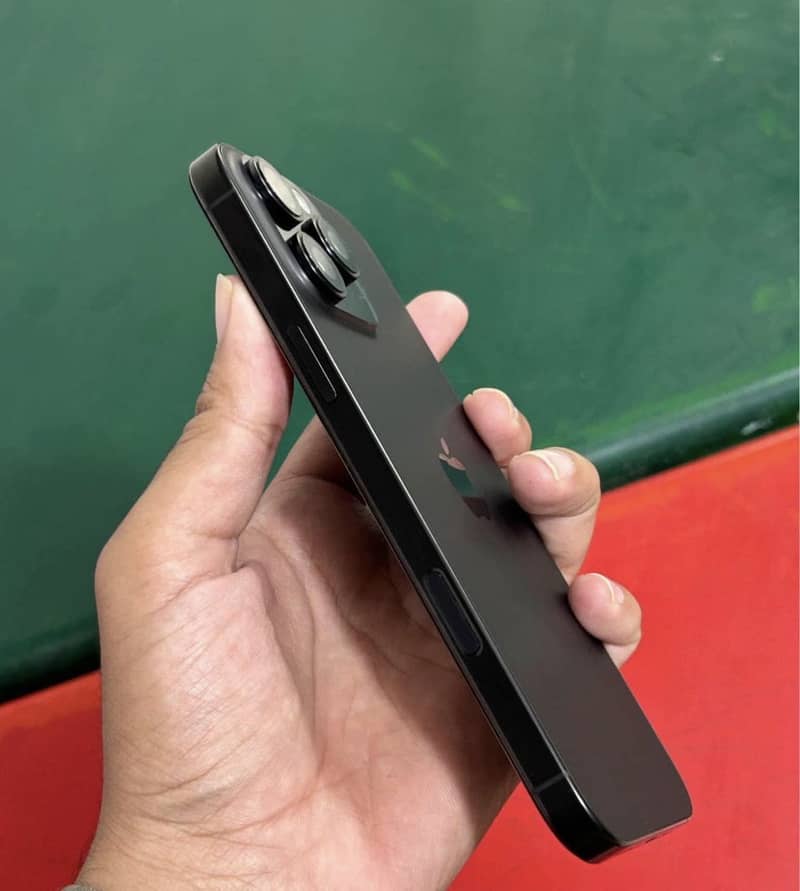 Apple iPhone 16 Pro Max 4