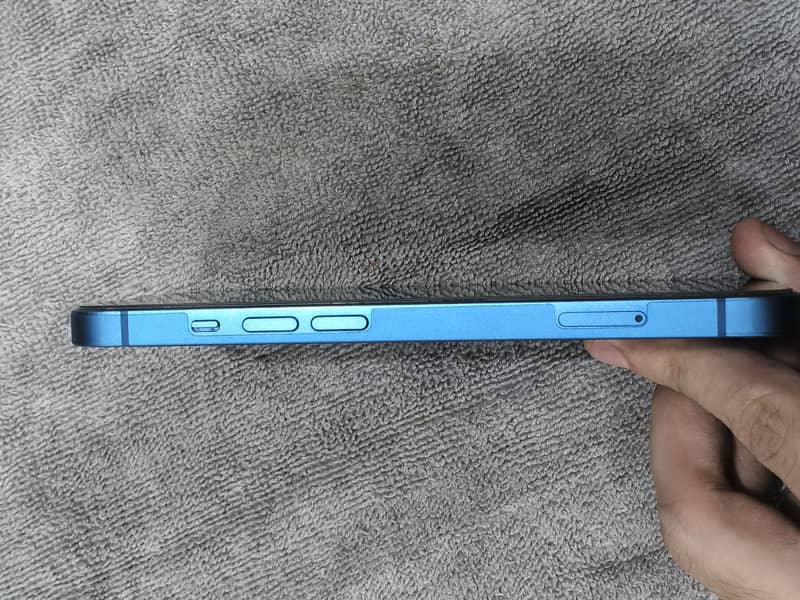 Apple iPhone 13 2