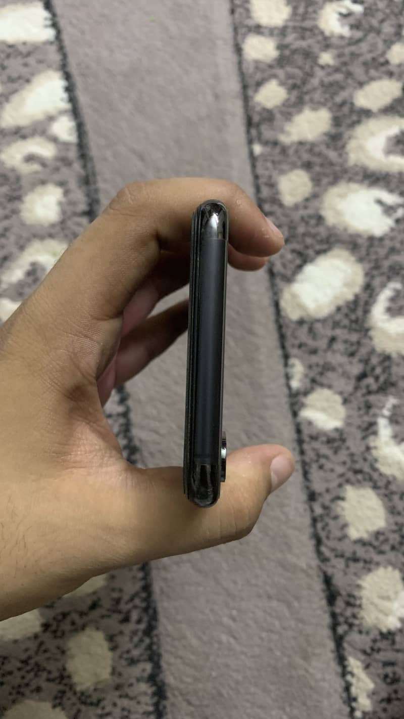 Apple iPhone XS Max 4