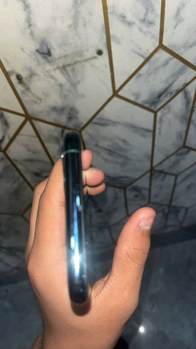 Apple iPhone 11 Pro Max 4