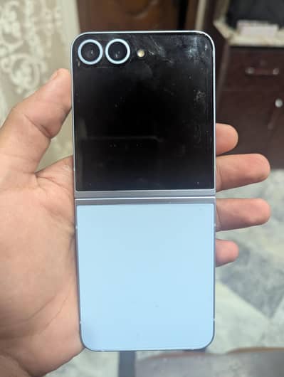 Samsung galaxy Z Flip 5 512gb Scratch less condition.