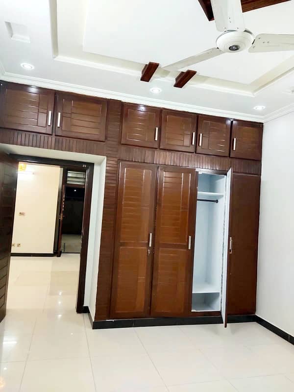 10 Marla Ground Floor with All Basic Necessities 6