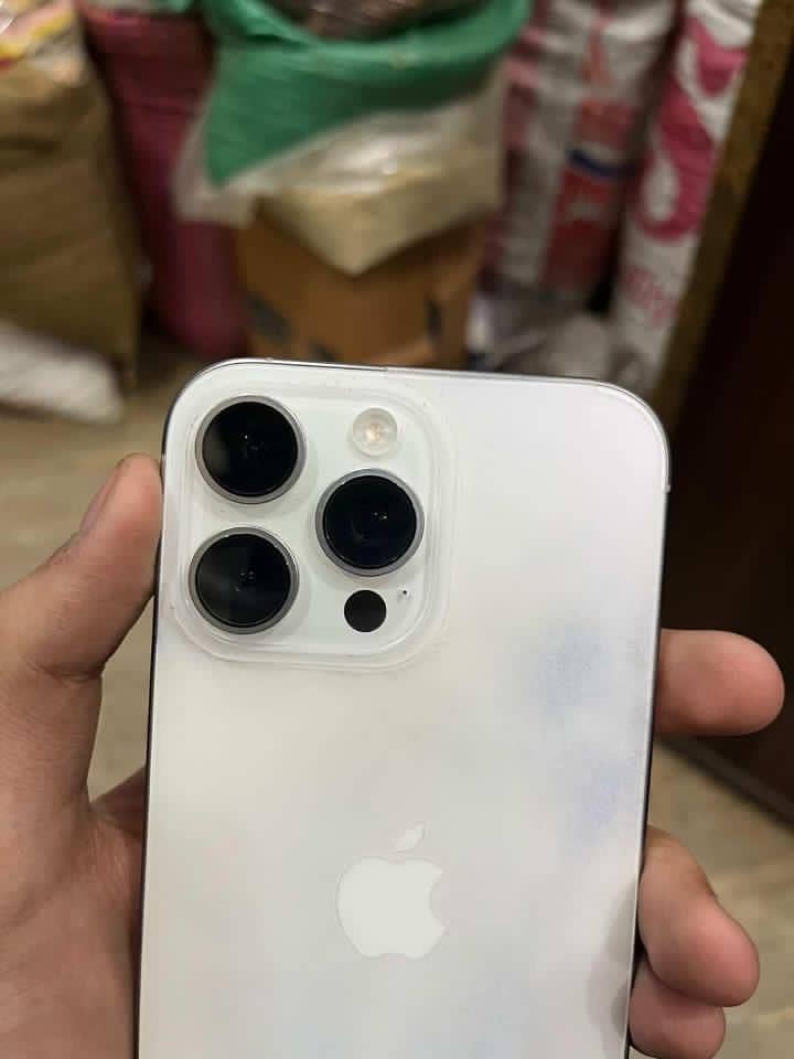 Apple iPhone 16 Pro Max 1