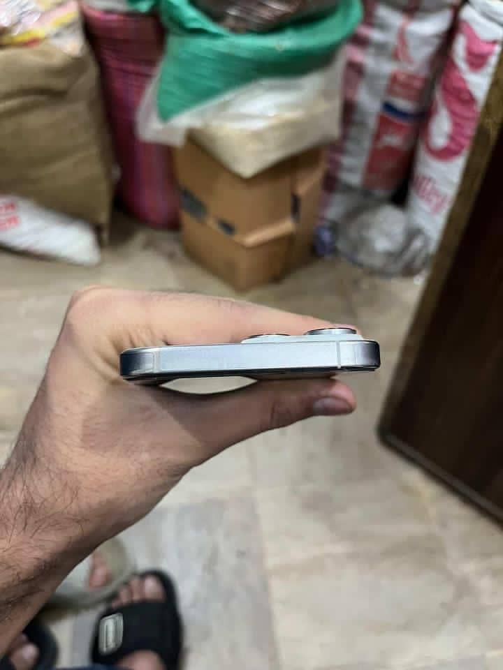 Apple iPhone 16 Pro Max 4
