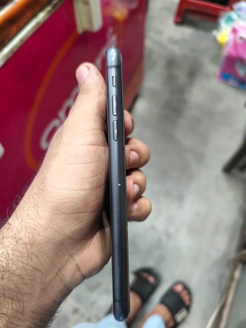 Apple iPhone 11 3