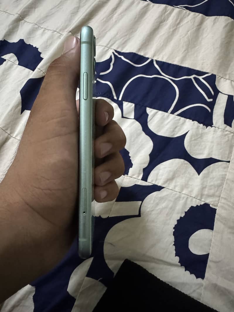 Apple iPhone 11 4