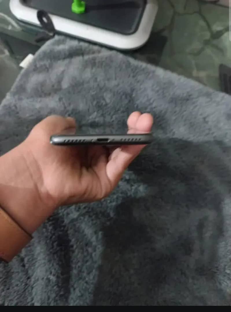 Apple iPhone 8 3