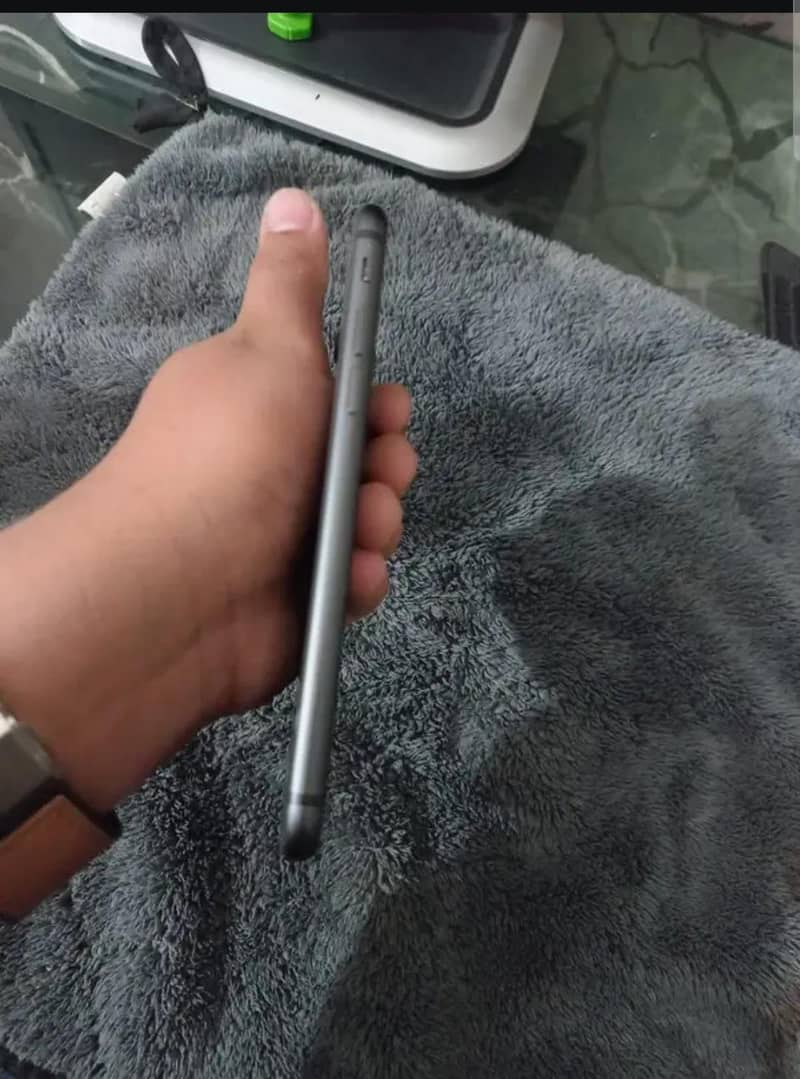 Apple iPhone 8 4