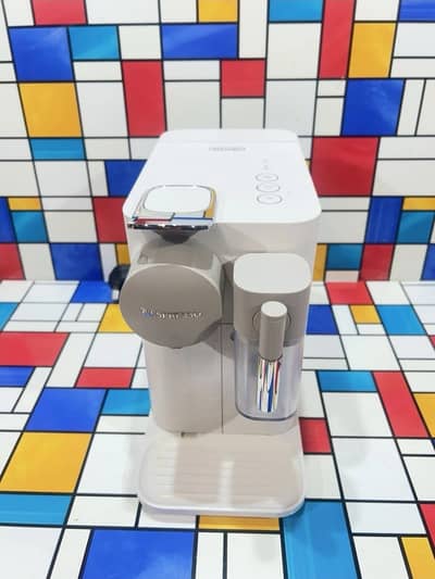 NESPRESSO COFFEE MAKER MACHINE BY DELONGHI LATEST MODEL LIKE NEW