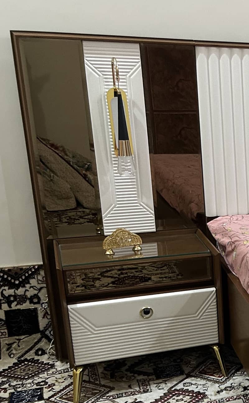 Full-size bed 4