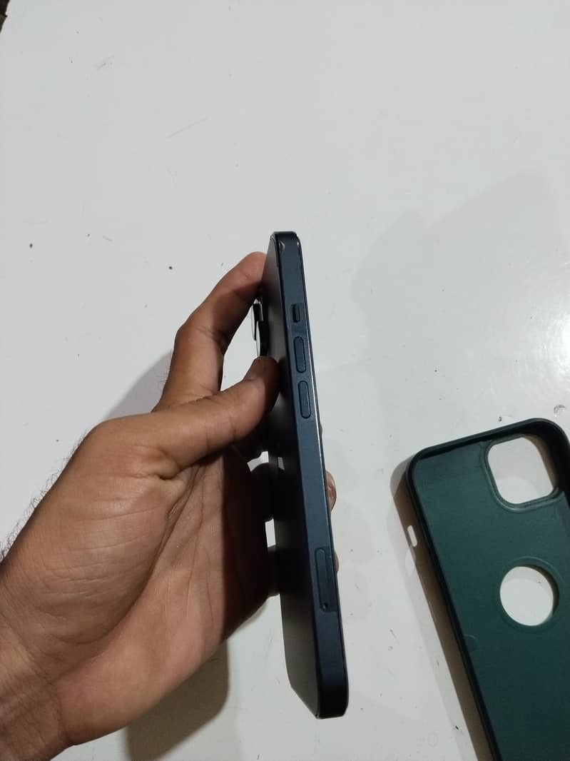 Apple iPhone 13 5