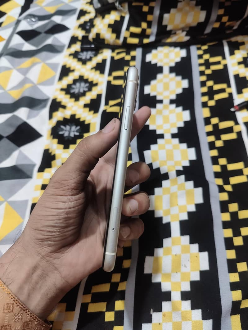 Apple iPhone 11 7