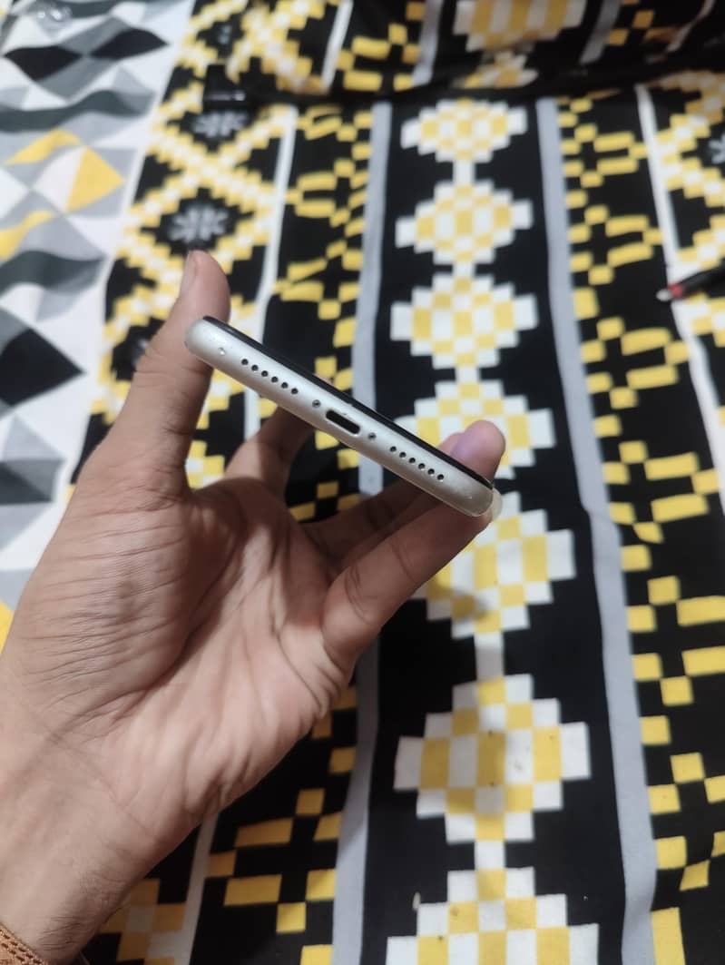 Apple iPhone 11 8