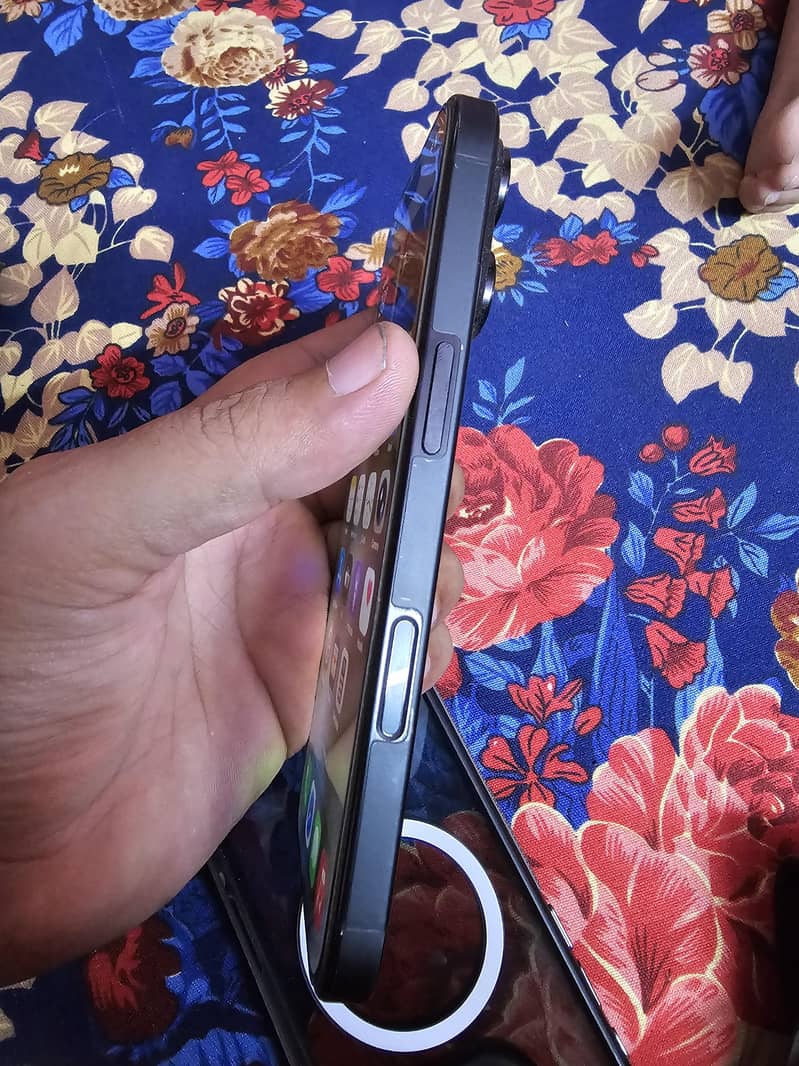 Apple iPhone 16 Pro 3