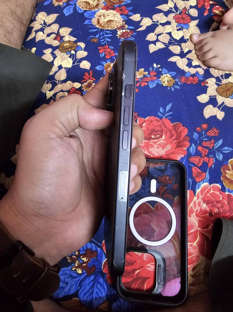 Apple iPhone 16 Pro 4