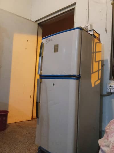 dawlence refrigerator good condition but broken door need repairmeny