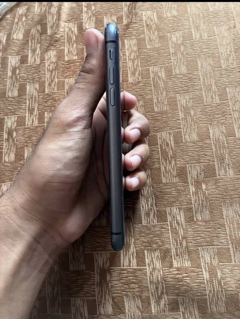 Apple iPhone 11 4