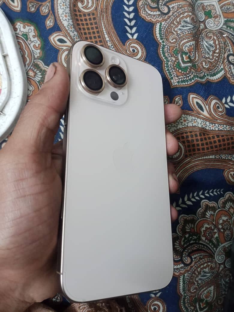 Apple iPhone 16 Pro Max 2