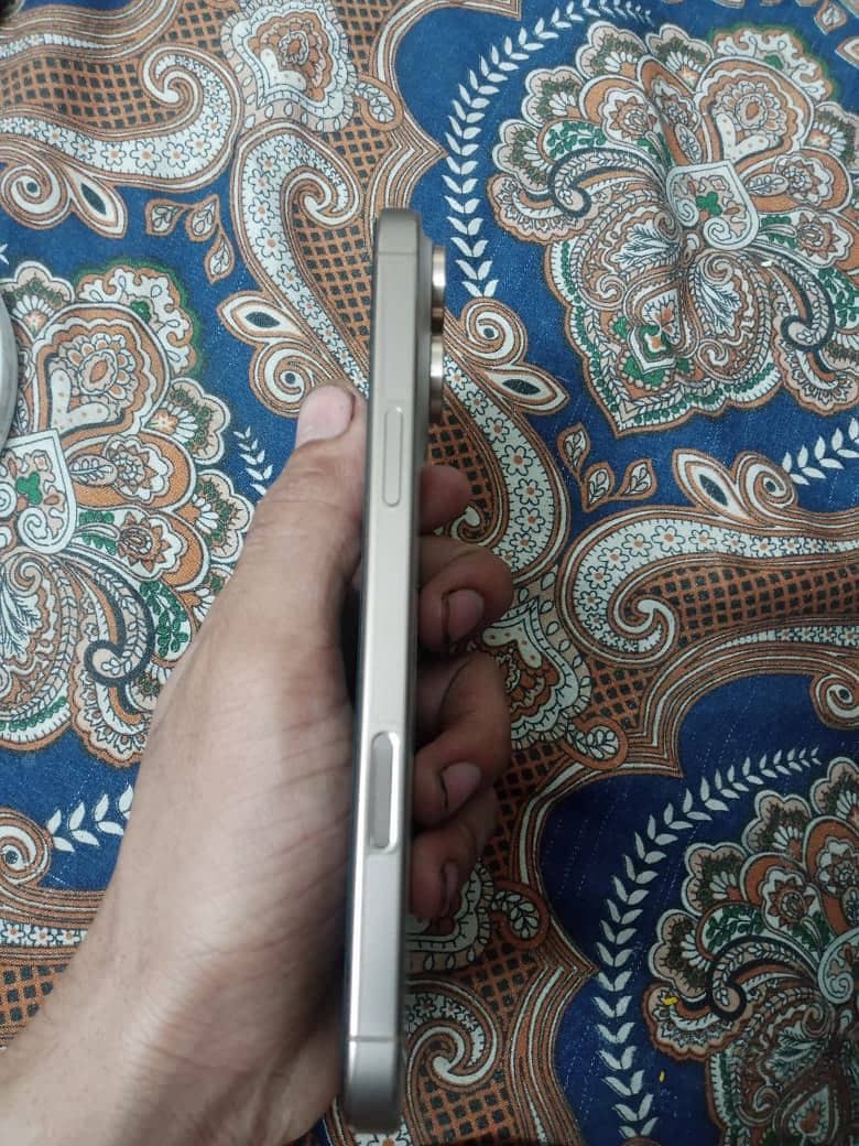 Apple iPhone 16 Pro Max 4