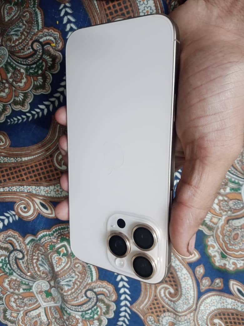 Apple iPhone 16 Pro Max 6