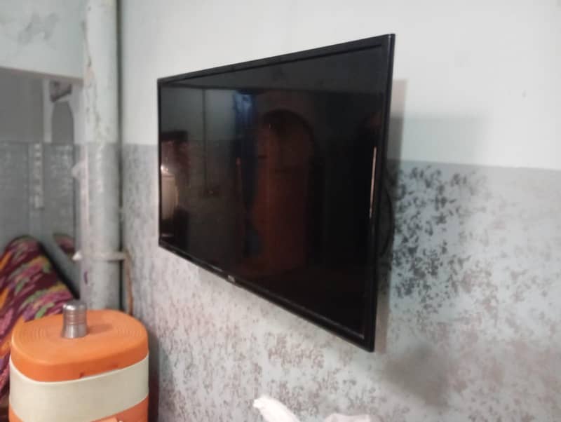 TCL 32 2